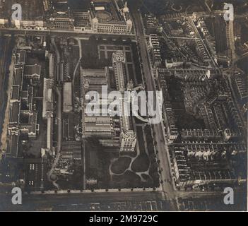 Dieser Blick ist auf die Region South Kensington in der Nachbarschaft der Cromwell Road. Die Gebäude sind von Westen aus zu sehen. Die breite Straße, die auf dem Foto entlang führt, ist die Cromwell Road. Hinter der Reihe von Privathäusern auf der rechten Seite befinden sich Harrington Road, South Kensington Railway Station, Thurloe Square und Thurloe Place, die zur Brompton Road führen. Links von der Cromwell Road befindet sich das Naturkundemuseum und dahinter befinden sich die kleinen Strukturen des Solar Physics Observatoriums, des Long Science Museum und des neuen Imperial College of Science and Technology Stockfoto