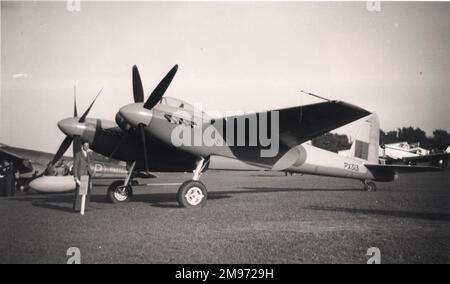 De Havilland Hornet F3, PX313. Der Prototyp der Moskitos, W4050, ist im Hintergrund. Stockfoto