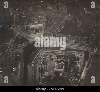 Dieses Foto wurde aus einer Perspektive gemacht, fast westlich des Tower of London. Die Themse befindet sich auf der rechten Seite und die Postern Row auf der linken Seite, der Tower Hill trennt den Turm von den St. Katharine's Docks und der Royal Mint, letzteres Gebäude ist klar ausgesucht. Es ist interessant zu bemerken, dass nicht nur auf diesem Foto, sondern auch in einigen anderen die Gebäude das Erscheinungsbild haben, als ob die Negative aufgefrischt wurden, um die einzelnen Gebäude auffälliger zu machen. Das ist nicht so, keines der hier reproduzierten Negative wurde so behandelt. Das Erscheinungsbild ist sehr litt Stockfoto