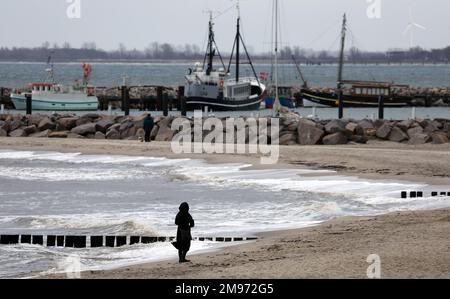 17. Januar 2023, Mecklenburg-Vorpommern, Kühlungsborn: Bei grauem Winterwetter ist ein Wanderer am Ostseestrand. Foto: Bernd Wüstneck/dpa Stockfoto