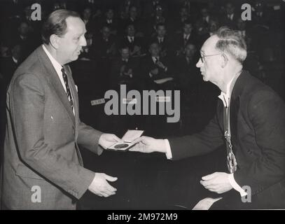 Sir Stanley Hooker (links) erhält 1955 von N.E. die British Silver Medal der Royal Aeronautical Society Rowe, der Präsident von Raes. Stockfoto