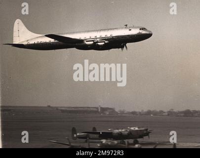 Der erste Prototyp Avro Tudor 2, G-ASSU, fliegt tief über Woodford während seines Jungfernflugs am 10. März 1946. Stockfoto