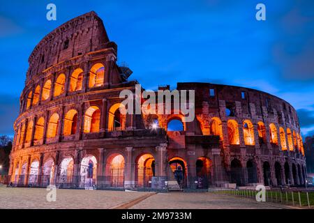 Authentisches Bild des großen Kolosseums von Rom von außen vor Sonnenaufgang. Sonnenaufgang am berühmten römischen Kolosseum. Stockfoto