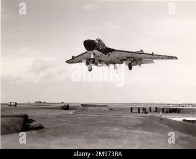 Die erste Produktion von Havilland Sea Vixen FAW1, XJ474, wurde für Trägerversuche an Bord der HMS Ark Royal verwendet. Stockfoto