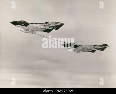 De Havilland Sea Vixen FAW1, XJ488, wurde in Versuchen mit dem Betanken von Buddy-Flügen eingesetzt und ist hier mit „Buddy“ XJ521 zu sehen. Stockfoto