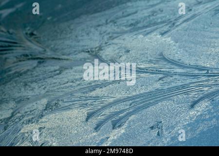 Eismuster auf der gefrorenen Windschutzscheibe Stockfoto