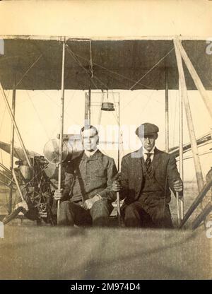 Griffith Brewer und Wilbur Wright nach dem Flug in Camp d'Auvours am 8. Oktober 1908. Später, am selben Tag, als Wilbur Hon C.S. entführte Brötchen, Frank Hedges Butler und Major B.F.S. Baden-Powell auf Flügen im Wright A. Stockfoto