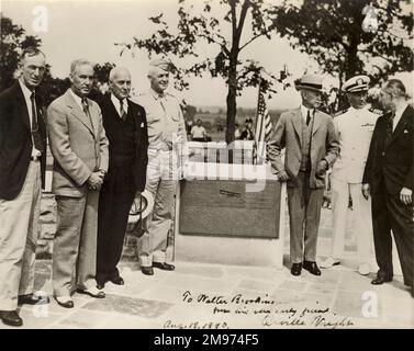 Orville Wright (dritter von rechts) an der Gedenkstätte für die Pionierflyer, die auf dem Wright Brothers Field ausgebildet wurden. 19. August 1940. Stockfoto