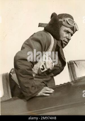 Jim Mollison verließ das Cockpit seiner Bellanca Flash 28-70, der Dorothy, nach seiner Ankunft am Croydon Aerodrome am Ende seines Fluges von Harbour Grace, Neufundland. 30. Oktober 1936. Stockfoto