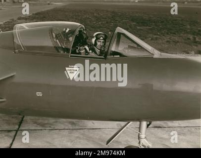 Neville Frederick Duke, OBE, DSO, DFC**, AFC, FRAeS, 1922-2007, im Cockpit von Hawker Hunter WB188 nach seinem erfolgreichen Versuch, den Weltrekord über Fluggeschwindigkeiten im September 1953 zu erreichen. Stockfoto