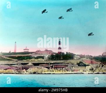 Blick auf Plymouth Hoe vom Meer. Die vier fliegenden Boote sind Supermarine Southamptons vom RAF Mount Batten. Ungefähr 1930er. Stockfoto