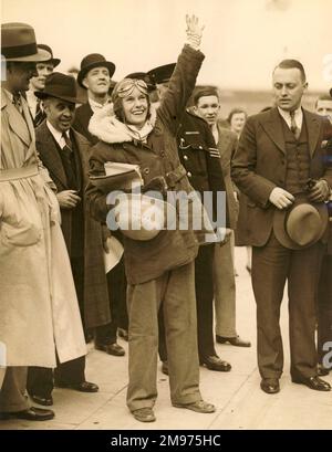 Jean Batten über ihre Ankunft in Croydon nach ihrem Flug von Australien nach Großbritannien. 29. April 1935 Stockfoto