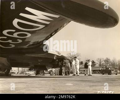 English Electric Canberra B2, WD932, wurde den Amerikanern vorgeführt und wurde als Musterflugzeug für die B-57A verwendet. Hier in Andrews Field, Washington DC, bei der Vorflugkontrolle. Stockfoto