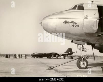 English Electric Canberra B2, WD932, wurde den Amerikanern vorgeführt und wurde als Musterflugzeug für die B-57A verwendet. Hier in Baltimore im Februar 1951 zusammen mit einem Martin 4-0-4. Stockfoto