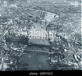 Ein Luftblick auf die Themse mit Blick nach Osten in Richtung Tower Bridge. Stockfoto