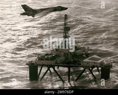 Avro Vulcan B2, XH558, vom 27. Geschwader, RAF Scampton, überprüft eine Nordsee-Bohrinsel. Februar 1975. Die Lufttüchtigkeit dieses Flugzeugs wurde 2007 vom Vulcan to the Sky Trust wiederhergestellt. Stockfoto