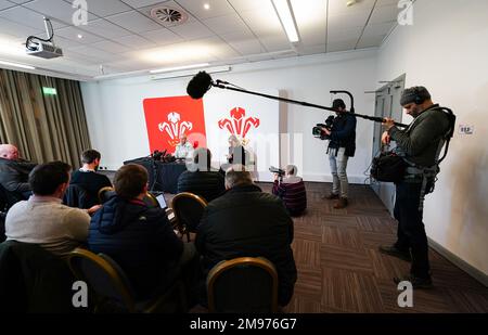 Eine Netflix-Filmcrew filmt Wales Cheftrainer Warren Gatland während der Guinness Six Nations Squad-Ankündigung 2023 im Vale Resort, Hensol. Foto: Dienstag, 17. Januar 2023. Stockfoto