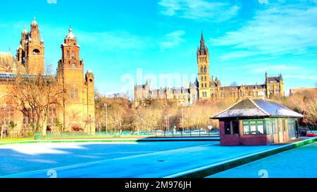 Glasgow, Schottland, Vereinigtes Königreich 17. Januar 2023. UK Weather: Der kalte, klare Himmel sah einen sehr kalten Start mit dem Versprechen, schlimmer zu kommen, als die Menschen in einem Winterwunderland und einem sehr kalten Kelvingrove Lawn Bowls und Tennis Centre vor der Glasgow Universität und den Kunstgalerien aufwachten . Credit Gerard Ferry/Alamy Live News Stockfoto