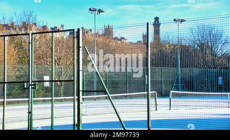 Glasgow, Schottland, Vereinigtes Königreich 17. Januar 2023. UK Weather: Der kalte, klare Himmel sah einen sehr kalten Start mit dem Versprechen, schlimmer zu kommen, als die Leute in einem Winterwunderland und einem sehr kalten Kelvingrove Park schneebedeckt Kelvingrove Community Tennis Club aufwachten. Credit Gerard Ferry/Alamy Live News Stockfoto