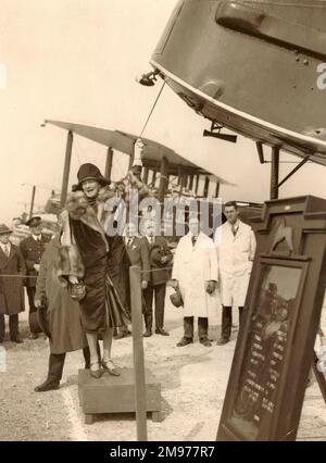 Lady Maud Hoare, Ehefrau des Luftministers Sir Samuel Hoare, taufte eines von fünf Handley Page Flugzeugen, die am 30. März in Croydon gebaut wurden, um dem rasanten Verkehrszuwachs auf Imperial Airways standzuhalten. Sie wurden nach verschiedenen Städten des britischen Empire und New York benannt. Stockfoto