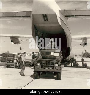 Ein Land Rover wird von einem RAF Short SC-5 Belfast CMk1 am Flughafen Belize entladen. 1975. Stockfoto