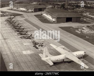 Jaguar vom No54. Geschwader und ein RAF Short SC-5 Belfast CMk1, XR370, Ajax, vom No53. Geschwader auf der RAF Coltishall. 1974. Stockfoto