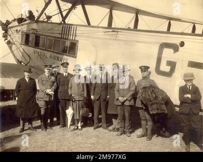 De Havilland DH66, G-EBMX, Stadt Delhi, von Imperial Airways in Delhi im Januar 1927. Von links: AVM Sir Geoffrey Salmond, Wolley DoD, Lady Maud Hoare, ?, Sir Samuel Hoare, George Woods Humphrey und F. Mayer. Sehen Sie Sich Das Flugzeug An, 9. Februar 1927. Stockfoto