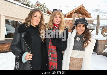 Elodie Fontan, Arielle Dombasle und Reem Kherici, die am 17. Januar 2023 während des Comedy Film Festivals 26. in L'Alpe d'Huez, Frankreich, an der Fotokonferenz Alibi.com teilnehmen. Foto: Mireille Ampilhac/ABACAPRESS.COM Stockfoto