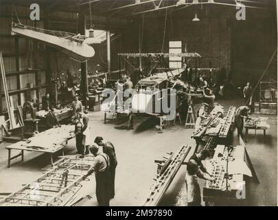 Die ursprüngliche Airspeed-Fabrik in York mit Montagearbeiten am ersten Prototyp der Airspeed AS4-Fähre, G-ABSI. Der Rumpf des AS1 Tern hängt vom Dach ab. Stockfoto