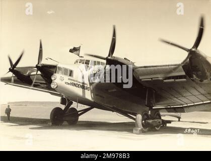 Der zweite Junkers G38, D-2500, Generalfeldmarschall von Hindenburg, wurde später erneut als D-APIS registriert. Dieses Flugzeug wurde im April 1940 von der Luftwaffe übernommen, aber im Mai 1941 während des Bombenanschlags der RAF zerstört. Stockfoto