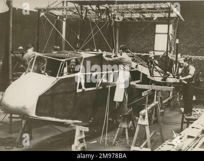 Die ursprüngliche Airspeed-Fabrik in York mit Montagearbeiten am ersten Prototyp der Airspeed AS4-Fähre, G-ABSI. Stockfoto