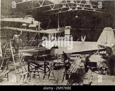 Die ursprüngliche Airspeed-Fabrik in York mit Montagearbeiten am ersten Prototyp der Airspeed AS4-Fähre, G-ABSI. Der Rumpf des AS1 Tern hängt vom Dach ab. Stockfoto