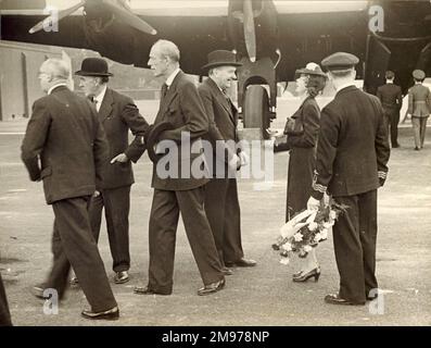 Die Namenszeremonie von Handley Page Halifax I, L9608, in Radlett von der Viscountess Halifax, 12. September 1941. Stockfoto