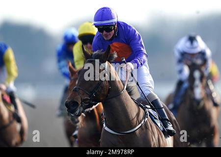 Warminster geritten von Jockey Kieran O'Neill gewinnt die Unibet unterstützt Safe Gambling Maiden Stakes auf der Rennbahn Kempton Park, Surrey. Foto: Dienstag, 17. Januar 2023. Stockfoto