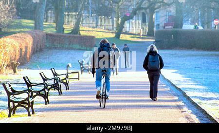 Glasgow, Schottland, Vereinigtes Königreich 17. Januar 2023. UK Weather: Kalter, klarer Himmel sah einen sehr kalten Start mit dem Versprechen, schlimmer zu kommen, als die Menschen in einem Winterwunderland und einem sehr kalten Kelvingrove Park Pfad aufwachten. Credit Gerard Ferry/Alamy Live News Stockfoto