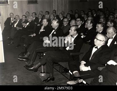 Prinz Philip, Herzog von Edinburgh, KG, HonFRAeS, Raes Honorary President 1966, im Lecture Theatre der Royal Aeronautical Society. Stockfoto