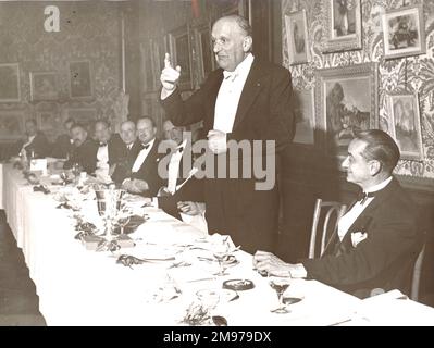 Sir Frederick Handley Page, CBE, FRAeS, 1885-1962, Raes President 1945-1947, Beim Abendessen nach dem Louis Blériot-Vortrag in Paris, 4. Mai 1950. Stockfoto