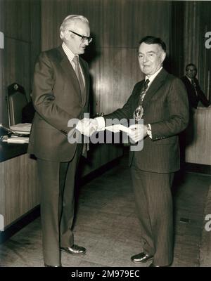 Dr. Kenneth Graham Wilkinson, CEng, FRAeS, 1917-1998, Raes President 1972-1973, Left erhielt den Hodgson-Preis von Handel Davies, CB, CEng, FRAeS, Raes President 1977-1978. Stockfoto