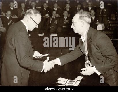 Sir George Herbert Dowty, FAIAA, FRAeS, 1901-1975, Raes Präsident 1952-1953, Erhält eine Auszeichnung von N.E. Rowe, CBE, FRAeS, Präsident von Raes 1955-1956, im Jahr 1955. Stockfoto