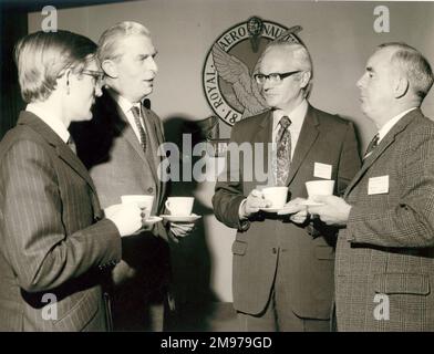 Raes Branches Conference in Halton, 13. Mai 1972. Von links: G.M. Moss, GP-Captain E.J. Holdon, Dr. Kenneth Graham Wilkinson, Ceng, FRAeS, Raes President 1972-1973 und GP Captain R.O. Bater, Filialvorsitzender Halton. Stockfoto