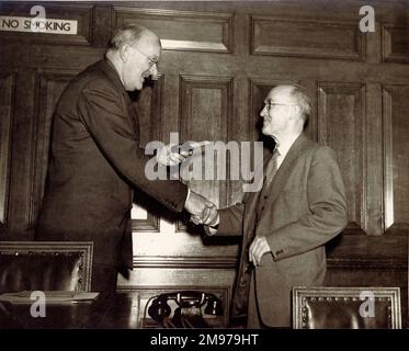 Sir Frederick Handley Page, CBE, FRAeS, 1885-1962, Raes President 1945-1947, Verleiht W.G. einen Preis - Carter, Ich Bin Stockfoto