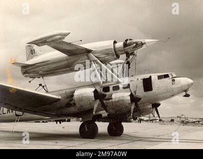 Leduc O-10-Ramjet-Forschungsflugzeug in einem Sud-Est SE161 Languedoc-Trägerflugzeug. Stockfoto