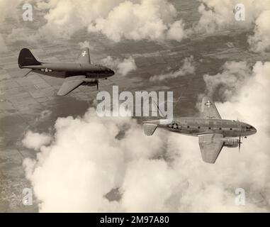 Zwei Curtiss C-46A-CU Kommandos, 42-96803 und 42-96784. Ungefähr 1944. Stockfoto