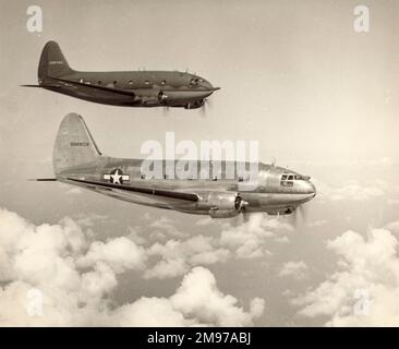 Zwei Curtiss C-46A-CU Kommandos, 42-96803 und 42-96784. Ungefähr 1944. Stockfoto