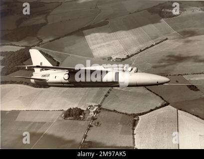 Der erste Folland Fo144 Gnat T1, XM691, während seines Jungfernflugs von Chilbolton nach Boscombe Down, geflogen von Sqn LDR „Ted“ Tennant, DEF, Follands wichtigster Testpilot. Stockfoto