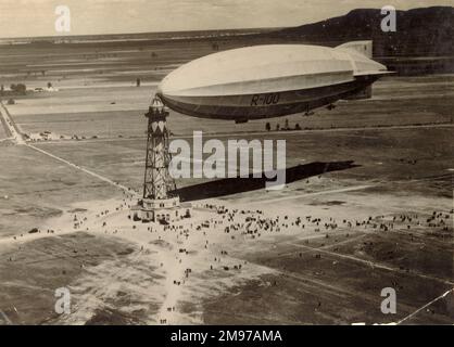 HMA R100 am Mast in Kanada festgemacht. Stockfoto