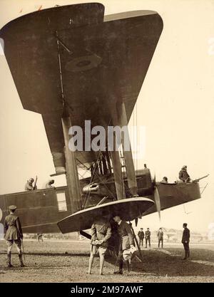 Captain Prinz Albert (später George VI) fliegt mit einem Handley Page Bomber nach Frankreich. Stockfoto