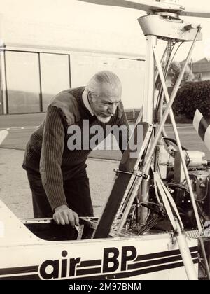 Wing Commander Kenneth Horatio Wallis, MBE, CEng, FRAeS, 1916-, Mit dem Wallis WA-116/F/S Autogiro, G-BLIK. Stockfoto