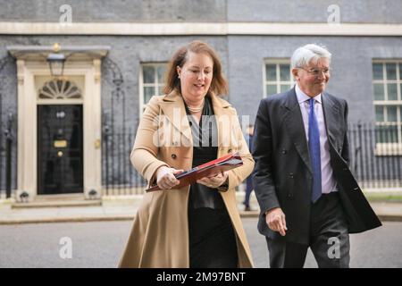 London, Großbritannien. 17. Januar 2023. Victoria Prentis, MP, Generalstaatsanwalt, und Andrew Mitchell, MP, Staatsminister (Minister für Entwicklung) im Amt für auswärtige Angelegenheiten, Commonwealth und Entwicklung. Minister der konservativen Partei in der Downing Street für die wöchentliche Kabinettssitzung. Kredit: Imageplotter/Alamy Live News Stockfoto