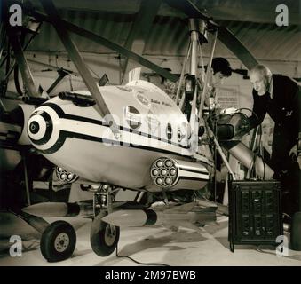 Wing Commander Kenneth Horatio Wallis, MBE, CEng, FRAeS, 1916- (rechts), Neben dem Wallis WA-116 Autogiro, G-ARZB, Little Nellie, der im James Bond Film You Once Live Two zu sehen war. Mike Meehan ist auf der linken Seite. Stockfoto